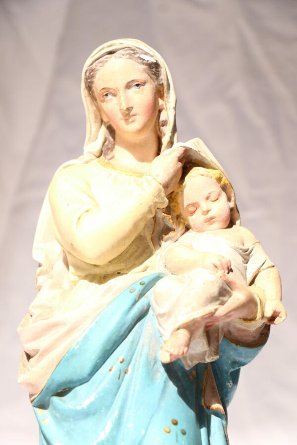 Grande vierge Ste Marie à l'enfant Jésus plâtre polychrome réhaussé à la feuille d'or – Image 5