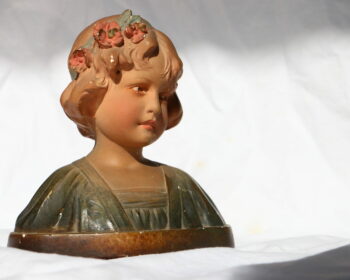 Buste en plâtre d’une petite fille par Gustave Van Vaerenbergh (1873-1927)