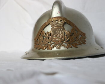 Casque ancien fibre/résine Sapeurs pompiers de PARIS – FLUCTUAT NEC MERGITUR