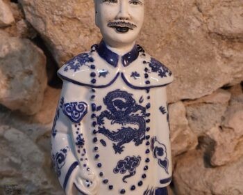 Statue chinoise dignitaire bleu blanc – famille rose mid 20th C. Fu Jin Hui Guan (Fujian Club) marks
